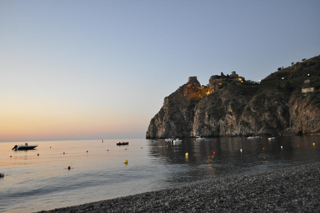伊莱酒店 SantʼAlessio Siculo 外观 照片
