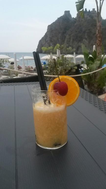 伊莱酒店 SantʼAlessio Siculo 外观 照片